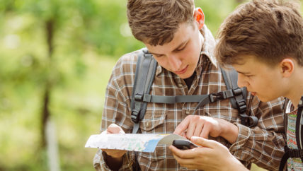 Deux garçons participent à des activités de plein air l’exploration.