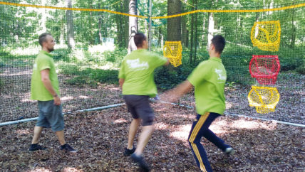 Home Ball est un jeu qui se pratique en collectif soit balle à la main soit balle au pied. Affrontez vous dans une cage de filet de 6m x 6m pour marquer un maximum de paniers. L'habileté triomphera-t-elle sur la stratégie ? Nous livrons installons le matériel directement chez vous. Nécessite un terrain plat en herbe ou bitumé de 8mx8m, il est aussi possible de l'installer en intérieur comme un gymnase par exemple.