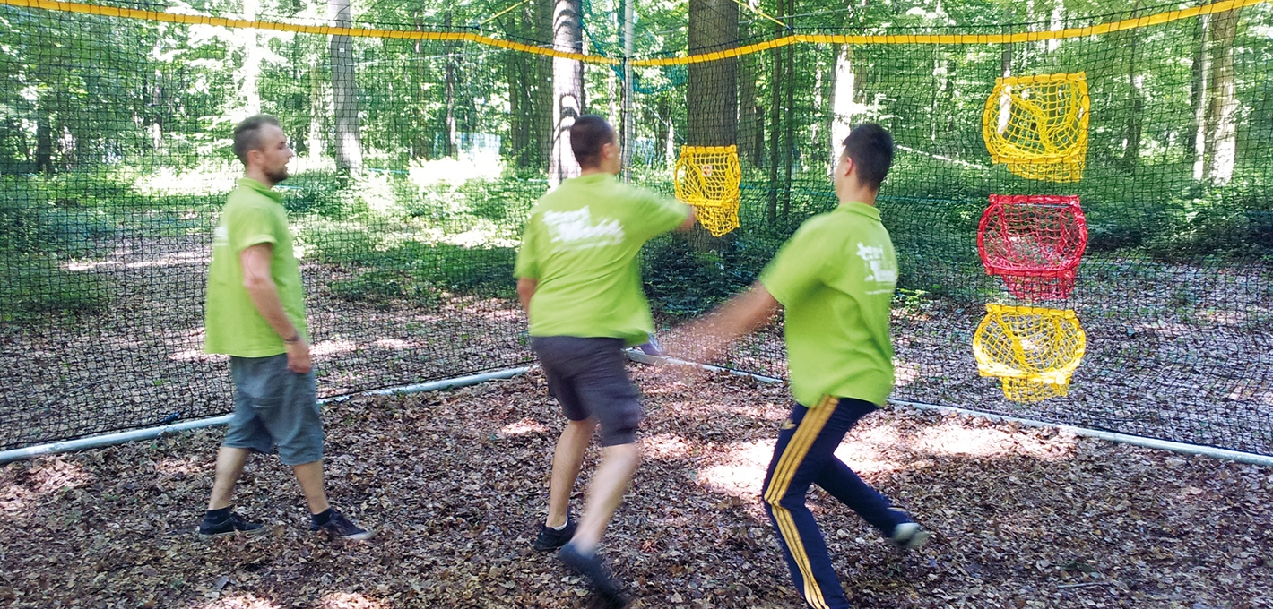 Home Ball est un jeu qui se pratique en collectif soit balle à la main soit balle au pied. Affrontez vous dans une cage de filet de 6m x 6m pour marquer un maximum de paniers. L'habileté triomphera-t-elle sur la stratégie ? Nous livrons installons le matériel directement chez vous. Nécessite un terrain plat en herbe ou bitumé de 8mx8m, il est aussi possible de l'installer en intérieur comme un gymnase par exemple.