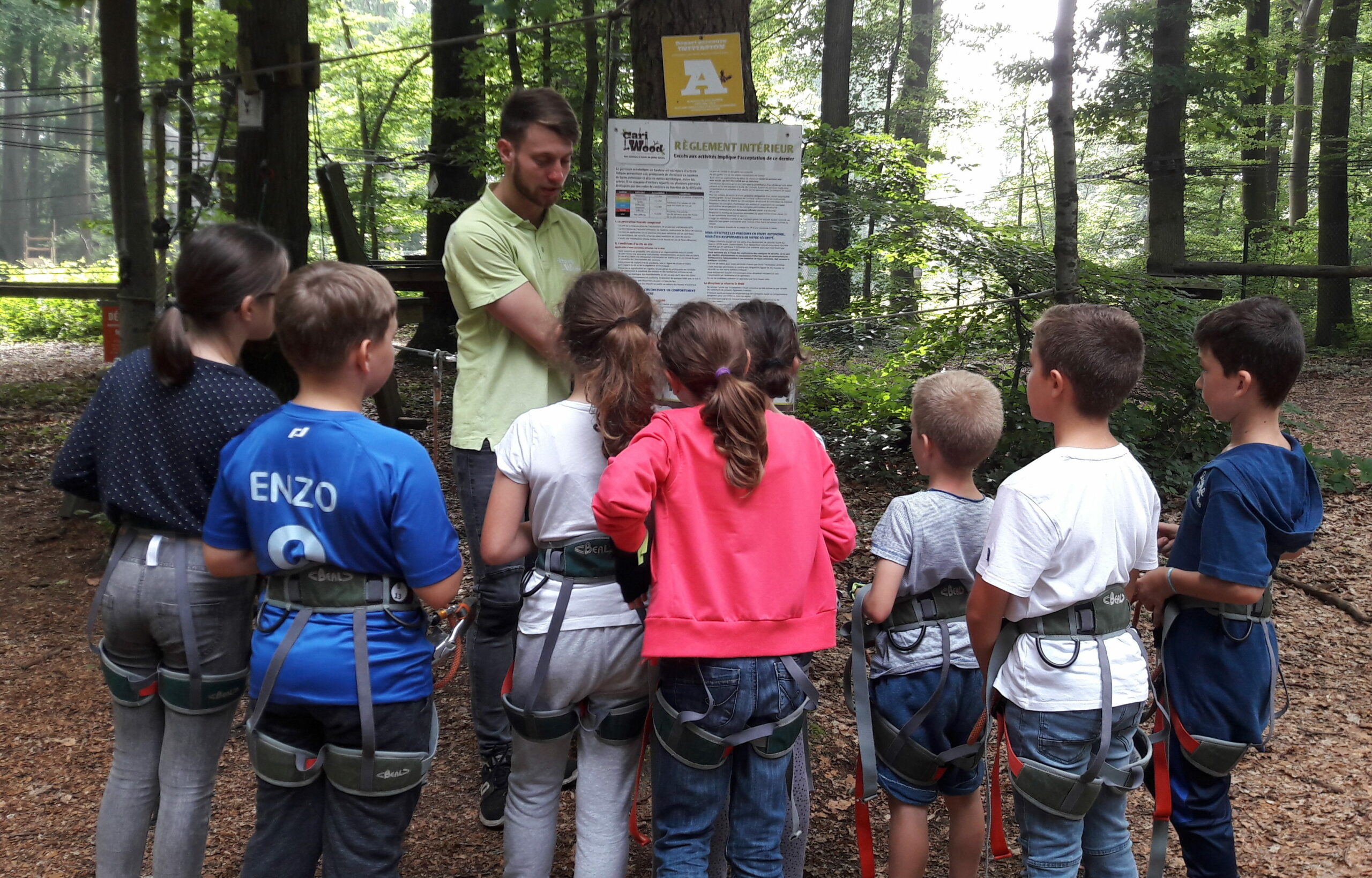 groupe d'enfant qui lisent le réglement intérieur