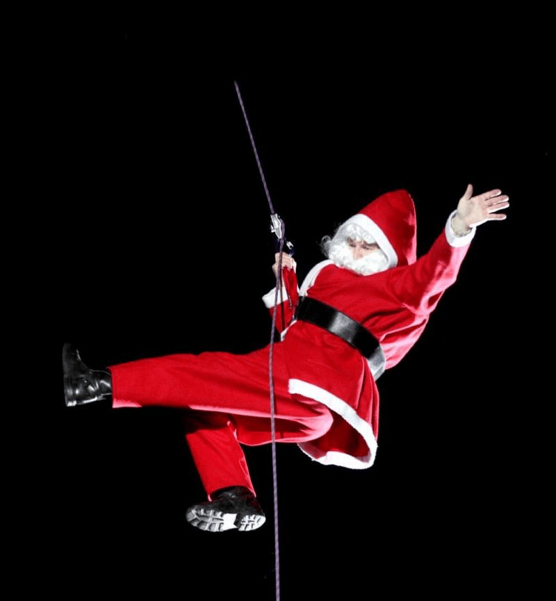 pere noel qui fait de l'acrobranche