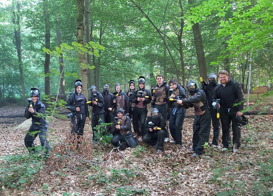 équipe de paintball faisant une photo souvenir